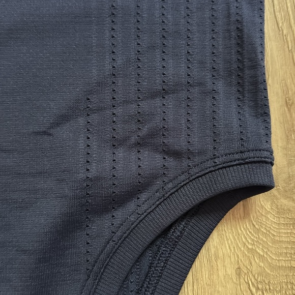Lululemon cropped running tank, navy, size 2 - Picture 3 of 3
